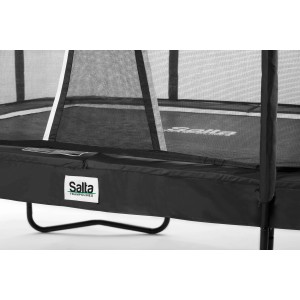 Detailansicht des schwarzen Salta Premium Gartentrampolins mit Sicherheitsnetz und Schutzrand.