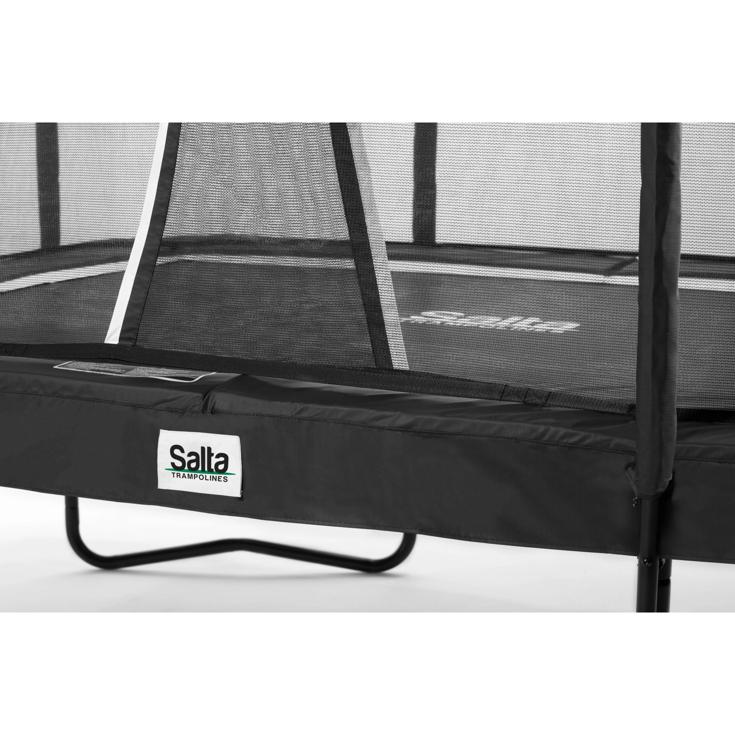 Detailansicht des schwarzen Salta Premium Gartentrampolins mit Sicherheitsnetz und Schutzrand.