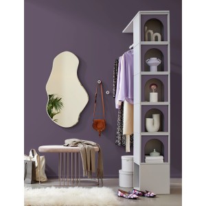 Raum in Feigenviolett mit Alpina Wandfarbe, Spiegel, Bank und Regal.