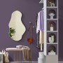 Raum in Feigenviolett mit Alpina Wandfarbe, Spiegel, Bank und Regal.
