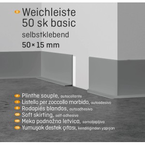 Weiße, selbstklebende Weichsockelleiste (50x15mm) an einer Wand.