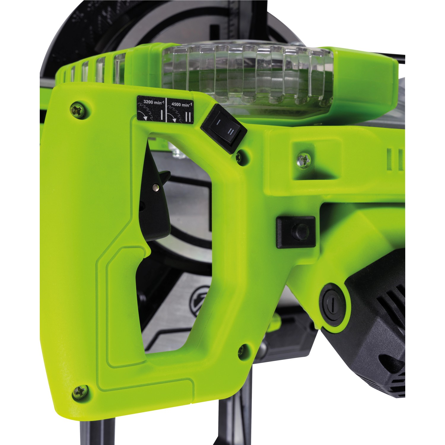 Detailaufnahme der Zipper Kapp- und Gehrungssäge ZI-KGS210DS, Fokus auf Bedienelemente und Griff.