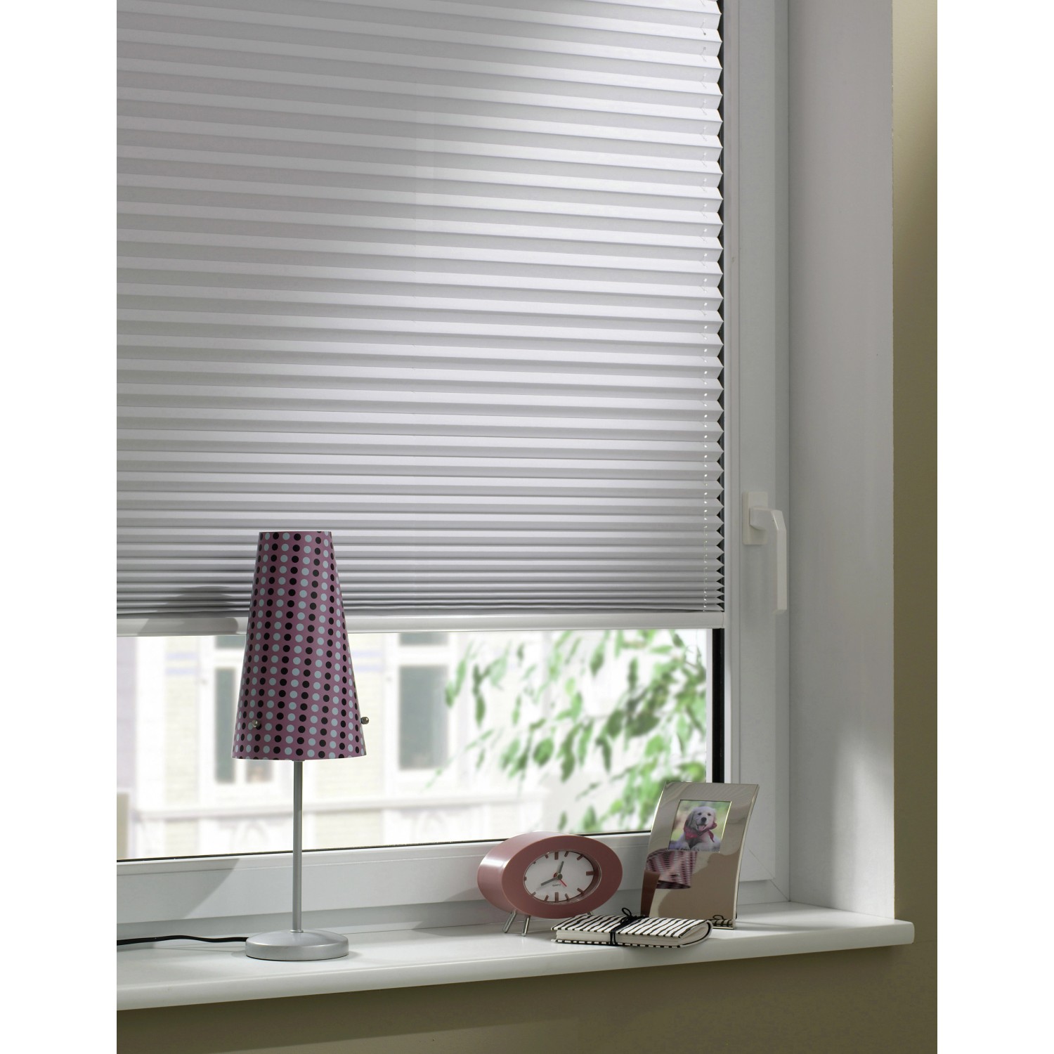 Weißes Gardinia EasyFix Thermo-Plissee am Fenster mit Bedienschienen, 50x130 cm.