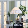 Handgefertigte weiße PR Home Stina Pendelleuchte aus Baumwollstoff mit Rüschensaum. Skandinavisches Design.