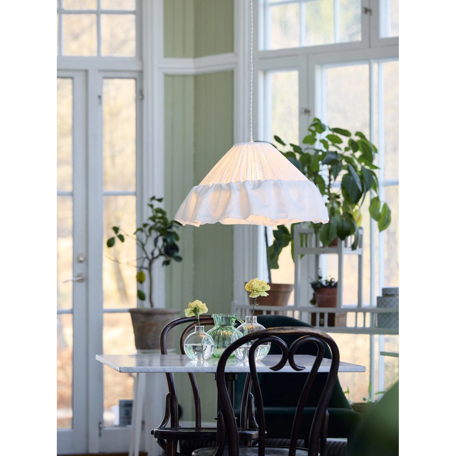 Handgefertigte weiße PR Home Stina Pendelleuchte aus Baumwollstoff mit Rüschensaum. Skandinavisches Design.