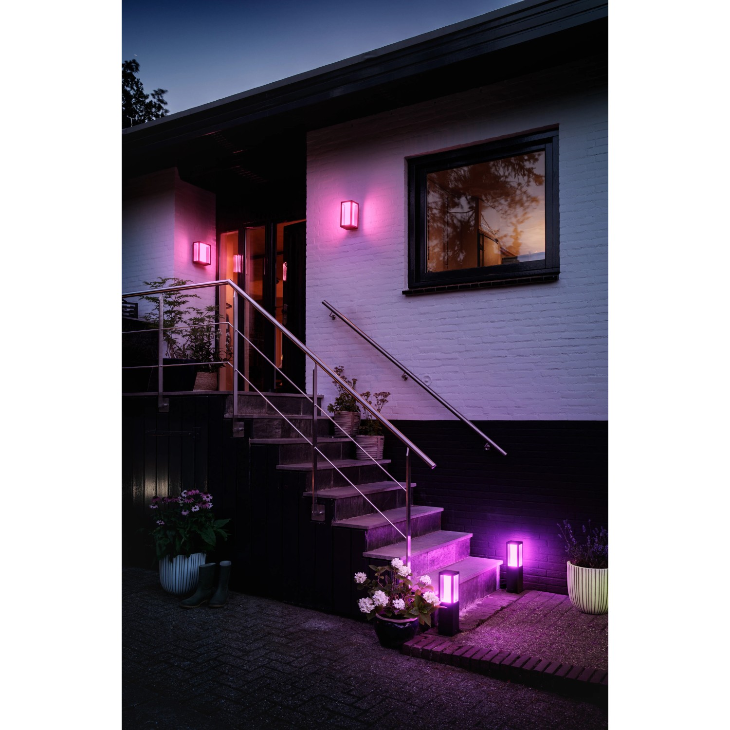 Philips Hue Impress Wandleuchte und Sockelleuchten in Szene gesetzt.