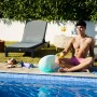 Mann entspannt mit Pool-Hängematte Bestway am Pool. Ideal für Sommer, Spaß und Erholung.