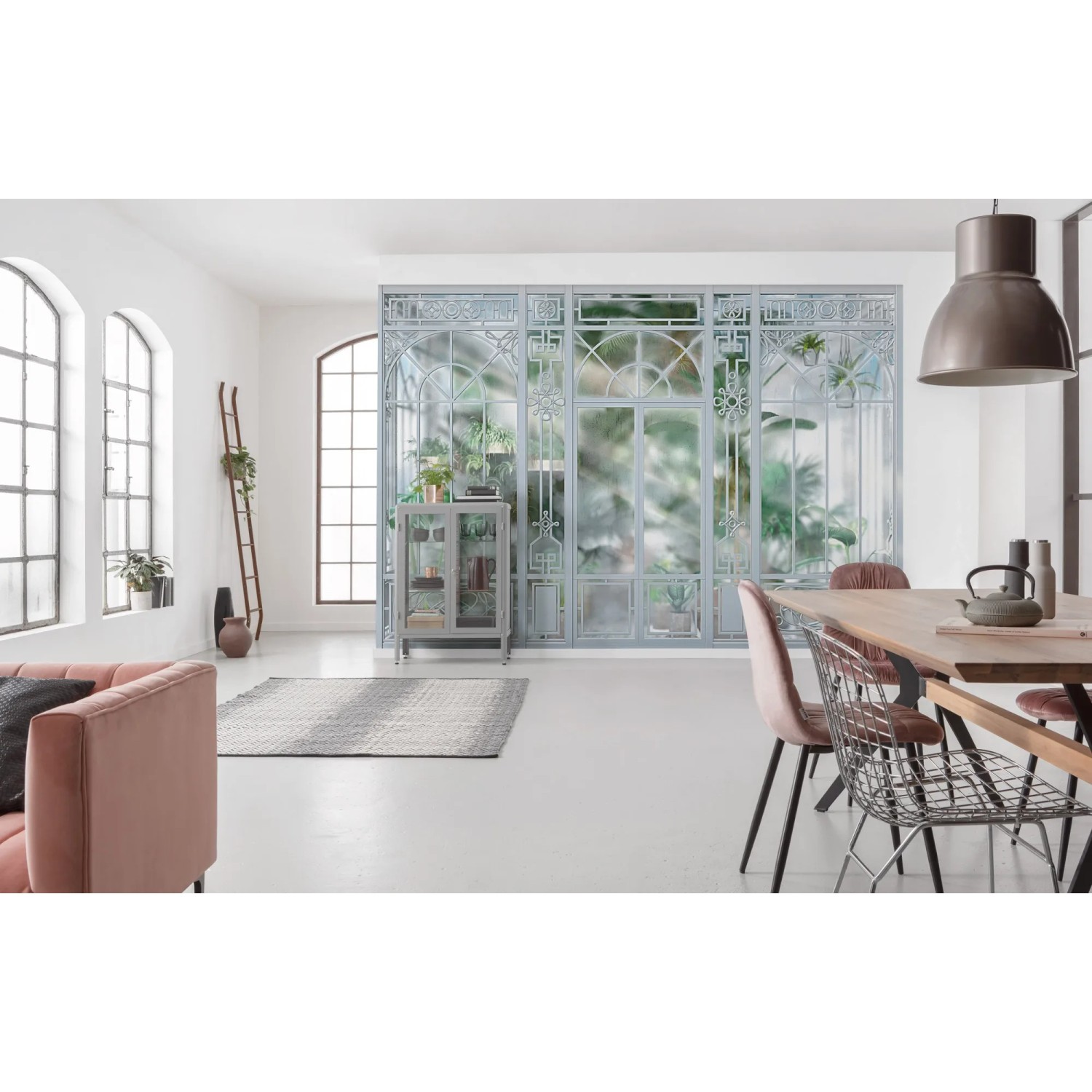 Komar Fototapete Orangerie im Wohnraum, detailreiche Pflanzen- und Glashaus-Optik.