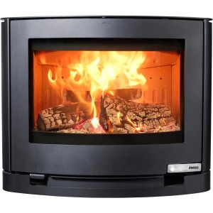 Schwarzer Aduro 15.3 Kaminofen aus Stahl mit brennendem Holz und Flammen.