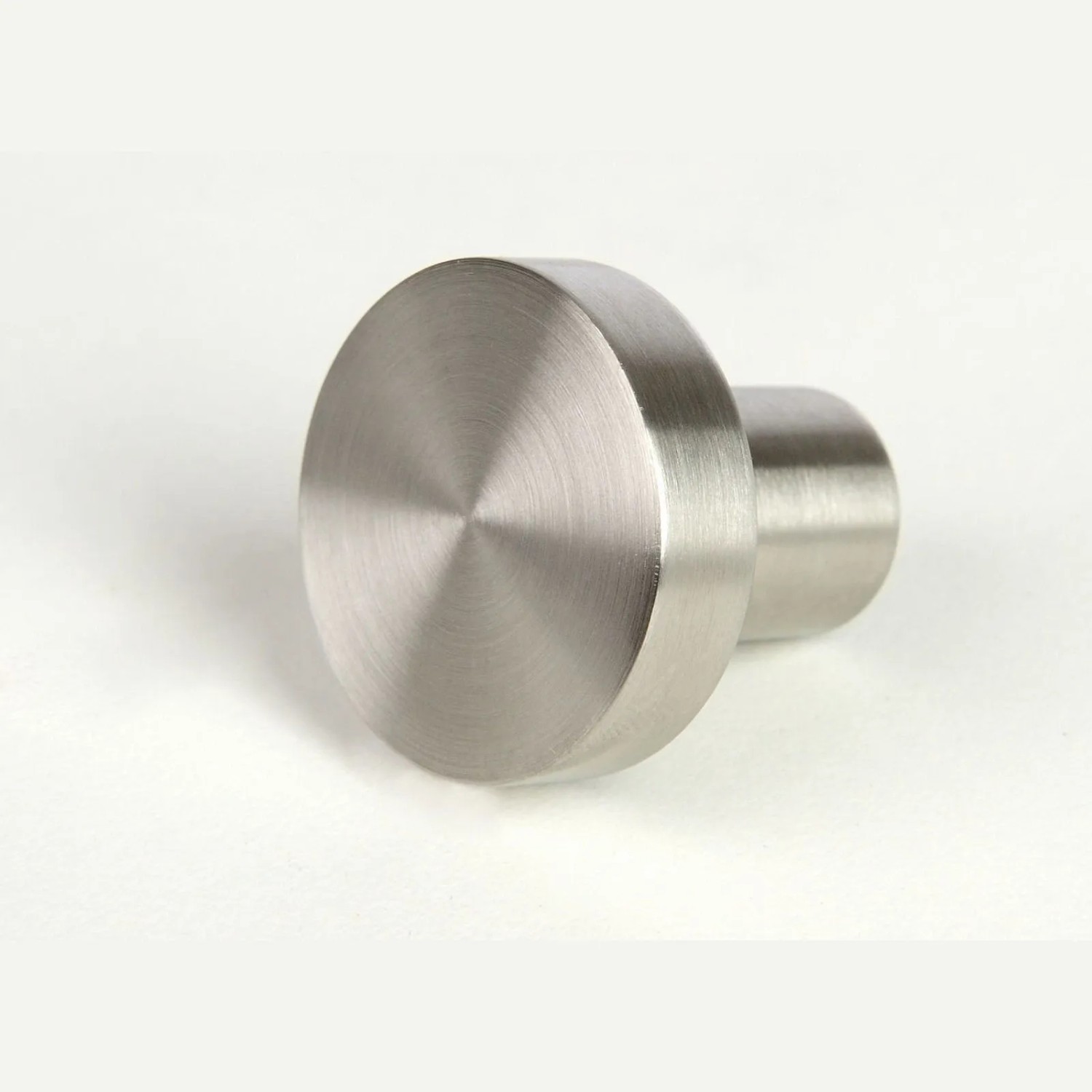 Runder SOTECH Möbelknopf aus gebürstetem Edelstahl, Ø30 mm. Ideal für Möbelgriffe.