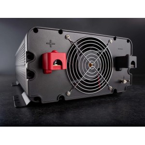 AEG Spannungswandler Sinus 1.500 W, Rückansicht mit Lüfter und Anschlüssen.