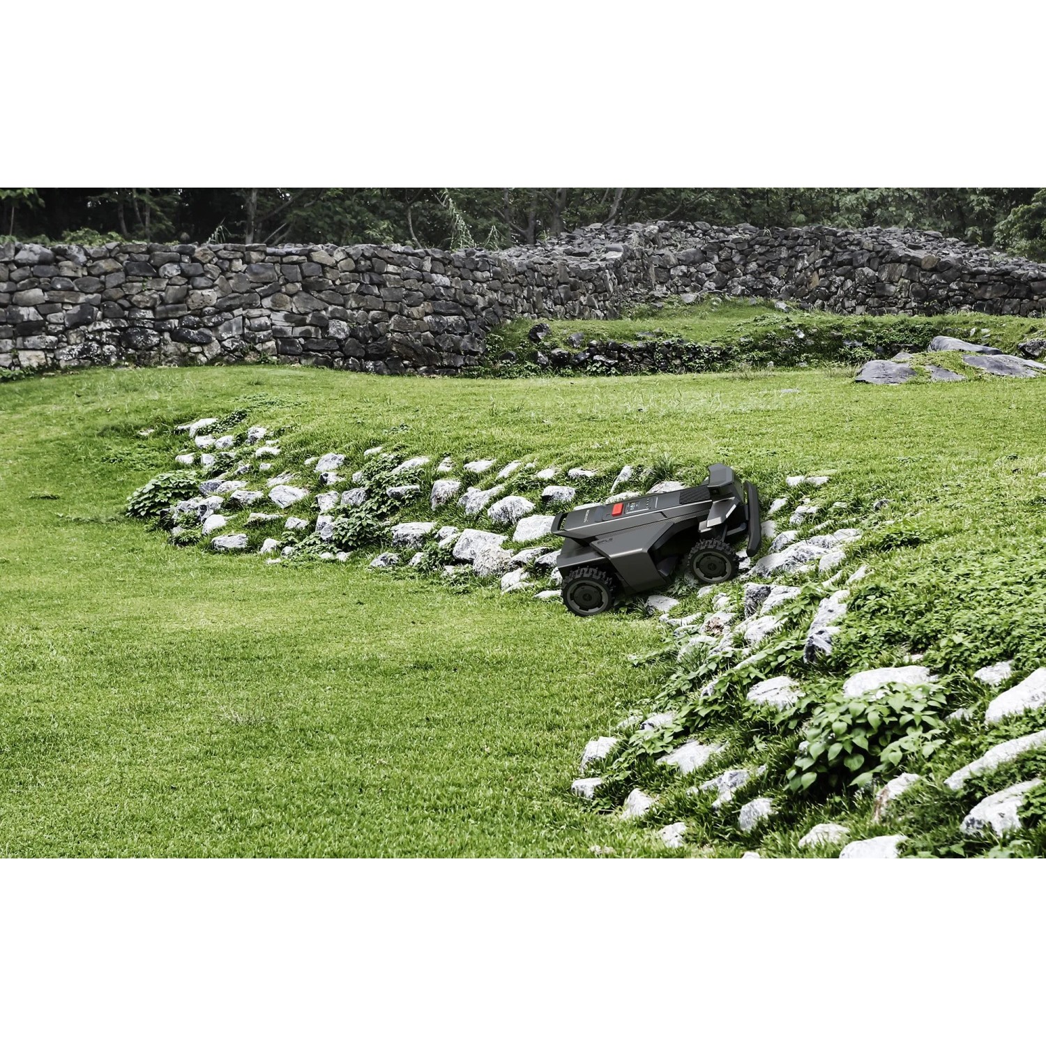 Segway Navimow X420E AWD Mähroboter für 2.000 m² Fläche im Einsatz auf einem Rasenstück mit Steigung.