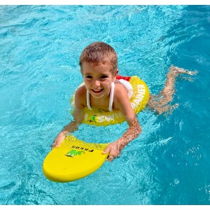 Kind mit gelbem Freds Swim Academy Schwimmreifen und Schwimmbrett im Wasser.
