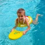 Kind mit gelbem Freds Swim Academy Schwimmreifen und Schwimmbrett im Wasser.