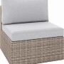 Lounge-Sessel Olea aus Polyrattan in Sand mit hellgrauen Kissen. Gartenmöbel für entspanntes Sitzen.