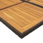 Detailansicht der Akazienholz-Tischplatte der vidaXL Garten-Essgruppe mit schwarzem Poly Rattan.