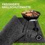 Anthrazitfarbene KARAT Grillmatte Dalton unter einem Grill auf Rasen. Grillschutzmatte 200x200 cm.