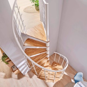 Intercon Wendeltreppe Select mit weißem Metall und hellen Eichenstufen. Moderne Innentreppe für stilvolle Räume.