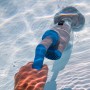Gre Akku-Poolsauger Super Vac im Einsatz unter Wasser. Kabelloser Poolsauger mit Bürste zur Poolreinigung.