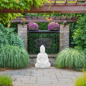 Weiße Buddha Figur (70cm) aus Polyresin, wetterfest und frostsicher, für Garten und Innenbereich.