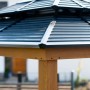 Detailansicht des SOJAG Grillpavillon Maui in Holzoptik mit Stahldach.