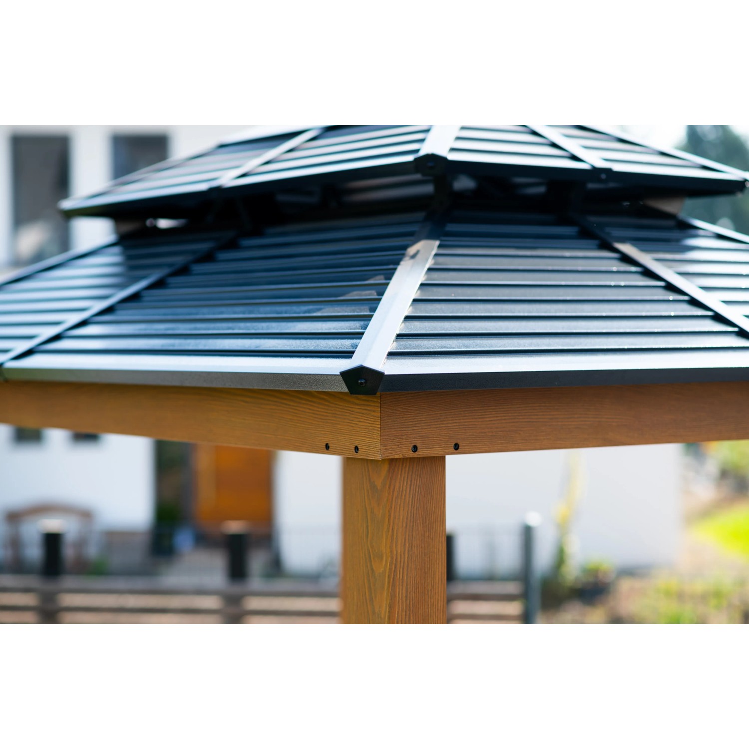 Detailansicht des SOJAG Grillpavillon Maui in Holzoptik mit Stahldach.