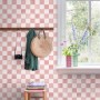 ESTAhome Vliestapete mit rosa-weißem Karomuster an einer Wand, dekoriert mit Garderobe und Fenster. Ideal für Wohnräume.