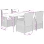 vidaXL 5-tlg. Garten-Essgruppe mit Kissen, beige Poly Rattan, bestehend aus Tisch mit Glasplatte und 4 Stühlen mit hellgrauen Kissen.