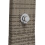 Detailaufnahme: Graue Gartendusche mit Rattan-Optik und Armatur.