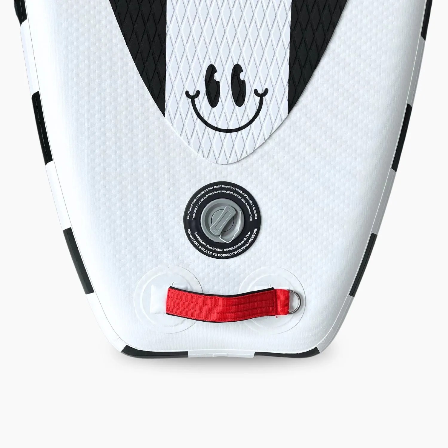 Detail des Suprfit SUP Boards: weißes Deckpad mit Smiley, Ventil, roter Schlaufe und D-Ring. Aufblasbares Stand-Up Paddling Board.
