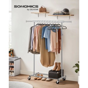 Songmics Kleiderständer mit Rollen, silberfarben, mit Kleidung, Schuhen und Accessoires dekoriert.