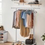 Songmics Kleiderständer mit Rollen, silberfarben, mit Kleidung, Schuhen und Accessoires dekoriert.