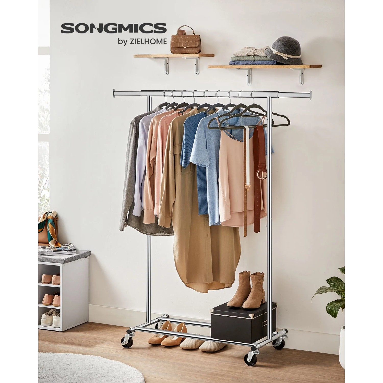 Songmics Kleiderständer mit Rollen, silberfarben, mit Kleidung, Schuhen und Accessoires dekoriert.