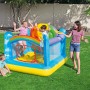 Up, In & Over Regenbogen Trampolin (175x173x137cm) mit spielenden Kindern im Garten.