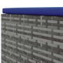 Detailansicht: Graues Garten Lounge Set aus Polyrattan mit blauem Kissen.