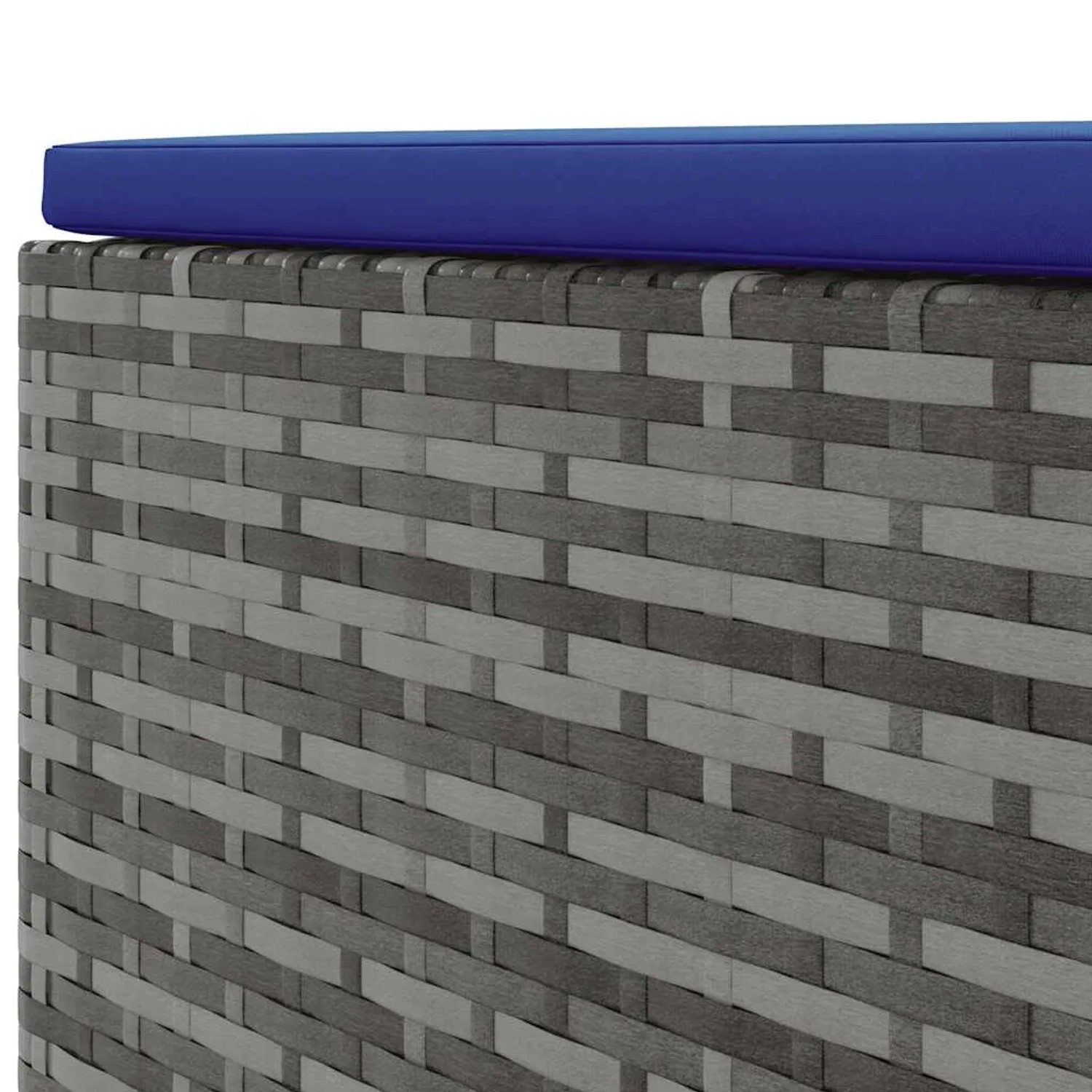 Detailansicht: Graues Garten Lounge Set aus Polyrattan mit blauem Kissen.
