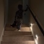 Kind mit Stofftier auf Treppe, beleuchtet durch Mr.Beams Batterieleuchte MB710 Nachtlichter.