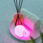 MegaLight LED Kinder-Badelicht Swimmy Hippo RGBW als Nachtlicht, leuchtend auf einem Tablett.
