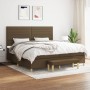 Dunkelbraunes Boxspringbett mit Matratze, Kopfteil und Bank. Stoffbezug, modernes Design für Schlafzimmer.