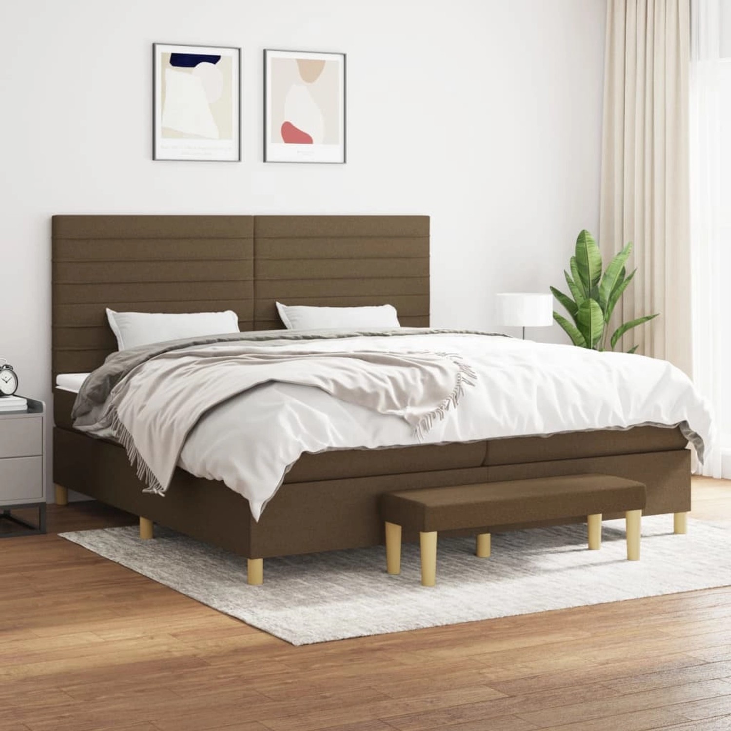 Dunkelbraunes Boxspringbett mit Matratze, Kopfteil und Bank. Stoffbezug, modernes Design für Schlafzimmer.