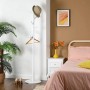 Weißer Vasagle Garderobenständer mit 7 Haken im Schlafzimmer.