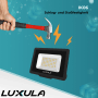 Schlagfester LUXULA LED Fluter 50W: Hammer-Test für Robustheit des schwarzen Außenstrahlers.
