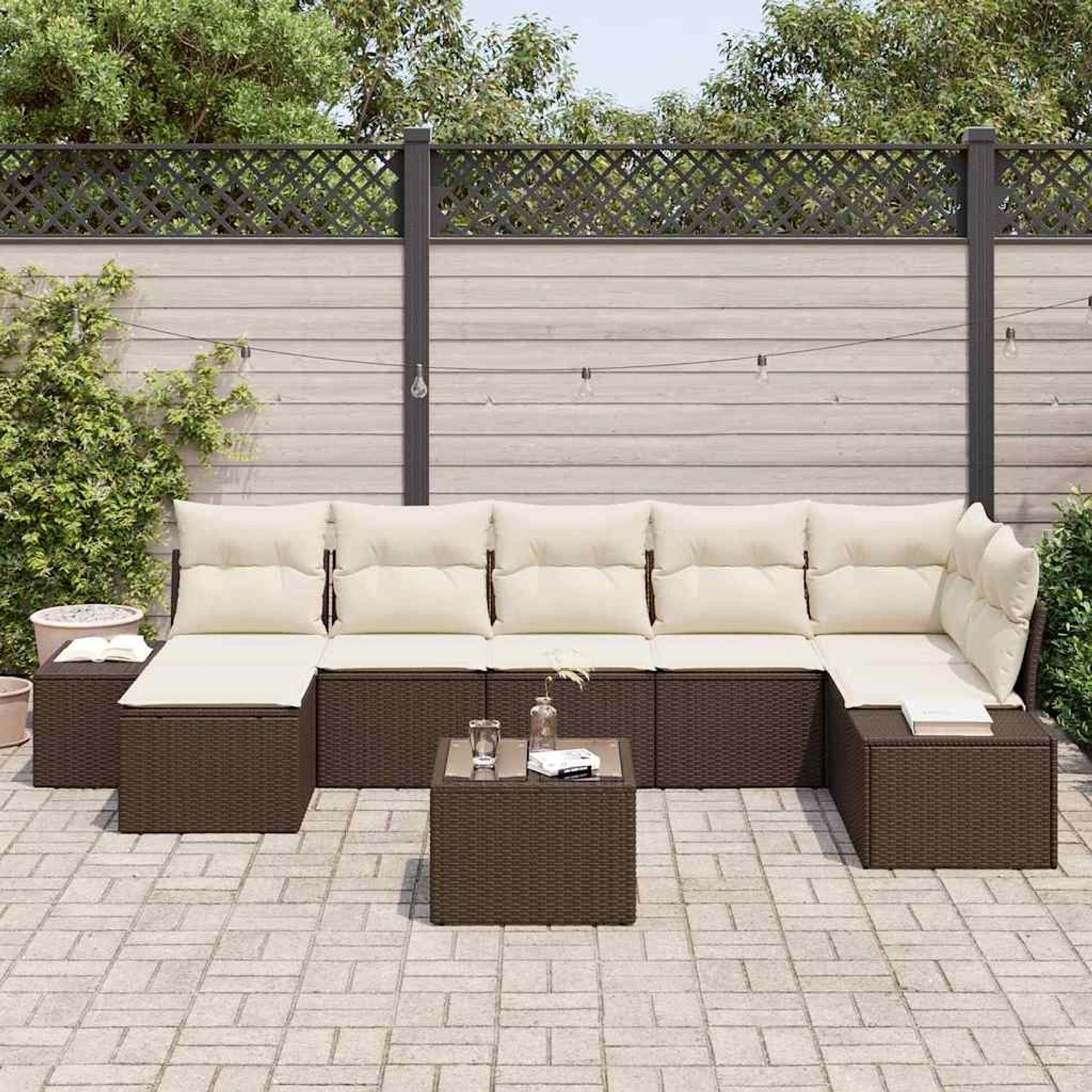 7-teiliges Garten-Sofaset aus Poly Rattan in Grau mit beigen Kissen und Tisch.