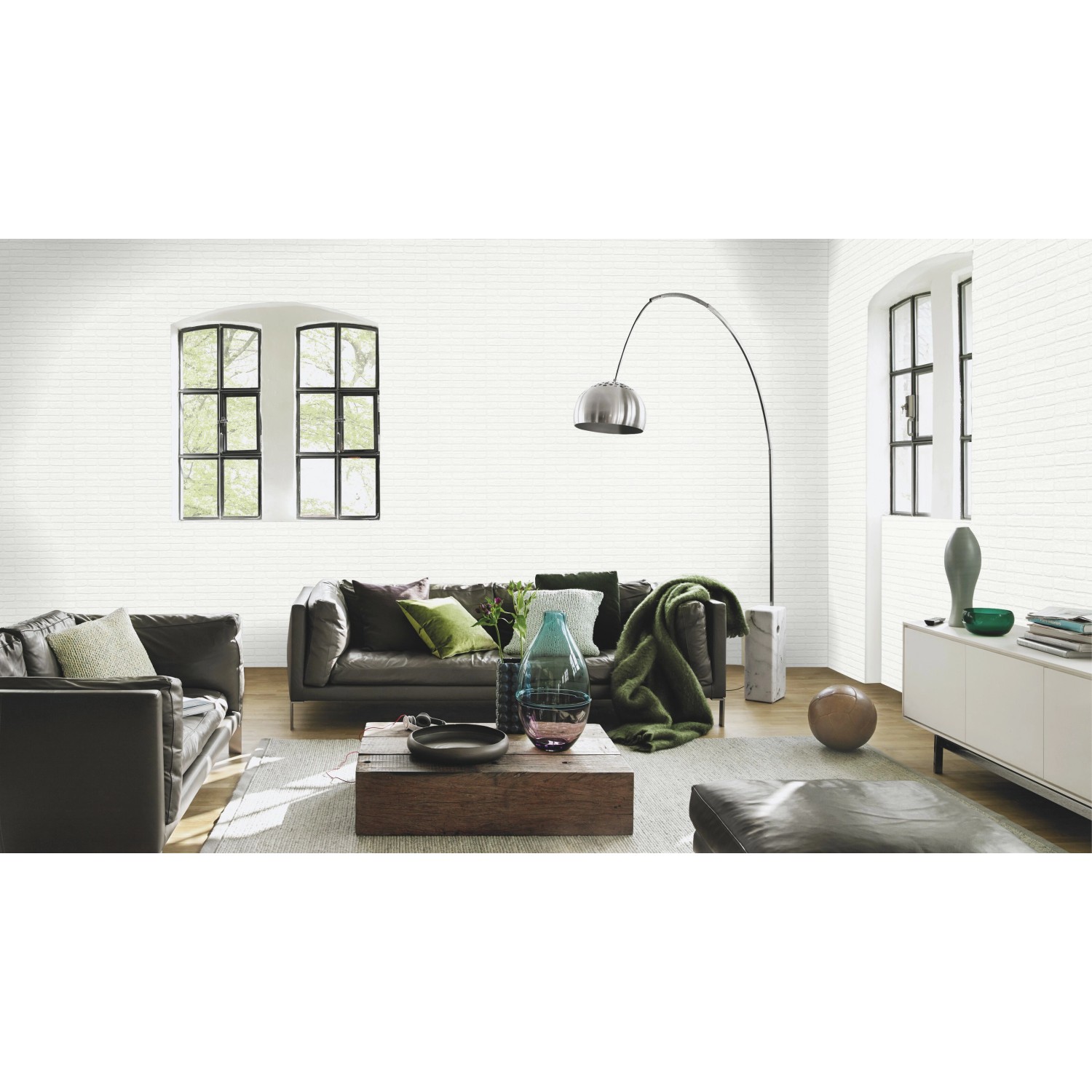 Helle Wohnraum-Szene mit weißer Rasch Vliestapete Wallton im Stein-Look.