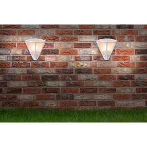 Zwei weiße Globo Salla Außenleuchten an einer Backsteinwand. Konisches Design, Aluminium.