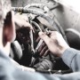 Anwendung: Wera Joker Maul-Ringratschenschlüssel-Satz beim Schrauben an einem Motor.