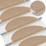 Sandfarbene selbstklebende Stufenmatten in Sisal-Optik auf einer Treppe. Halbrund, aus Stoff, mit feiner Textur.