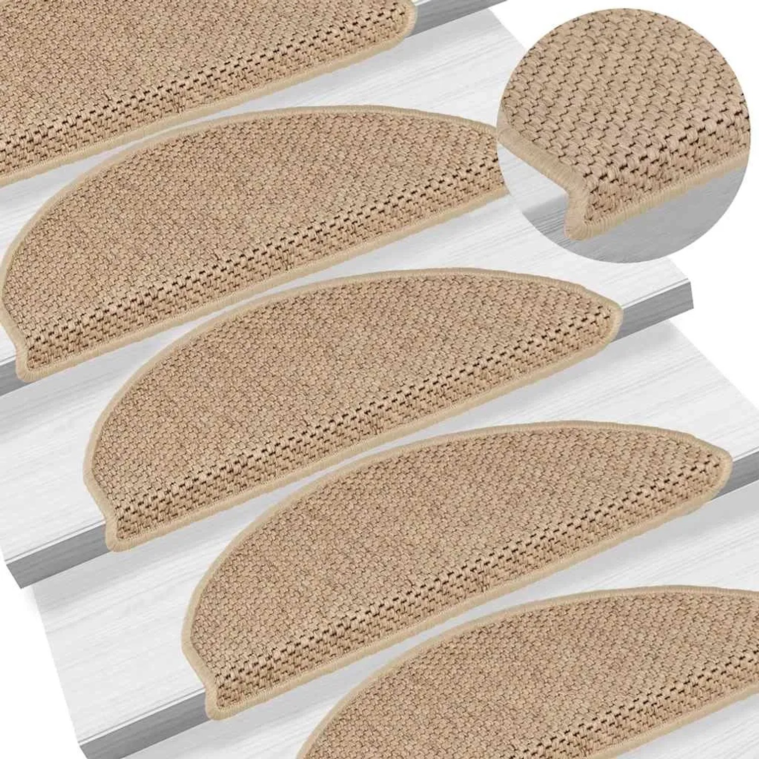 Sandfarbene selbstklebende Stufenmatten in Sisal-Optik auf einer Treppe. Halbrund, aus Stoff, mit feiner Textur.