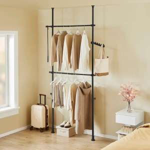 Schwarzer SoBuy Teleskop Kleiderständer mit zwei Stangen und Kleidung im Raum.