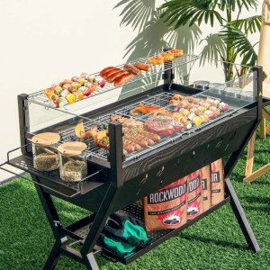 COSTWAY Holzkohlegrill mit Windschutz, Würzregalen & Ablage, voll beladen mit Grillgut auf Rasen.